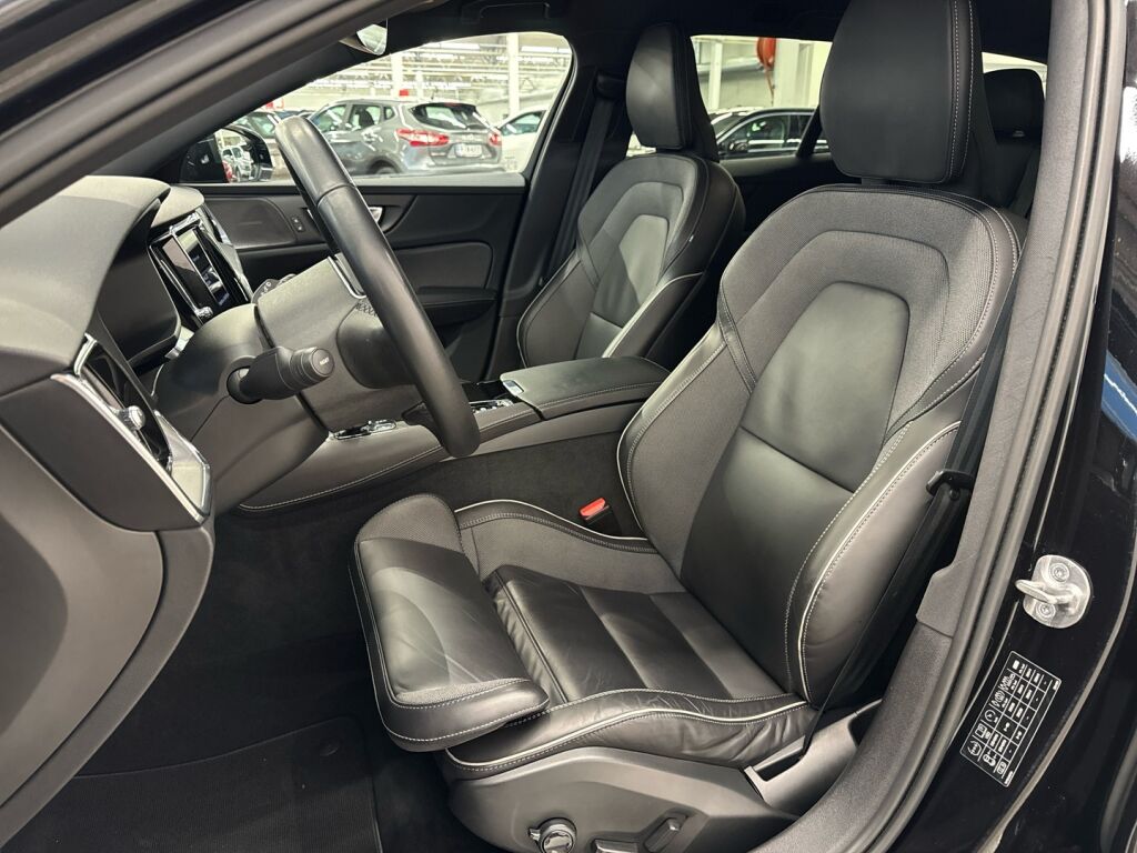 Volvo V60 2022 Musta