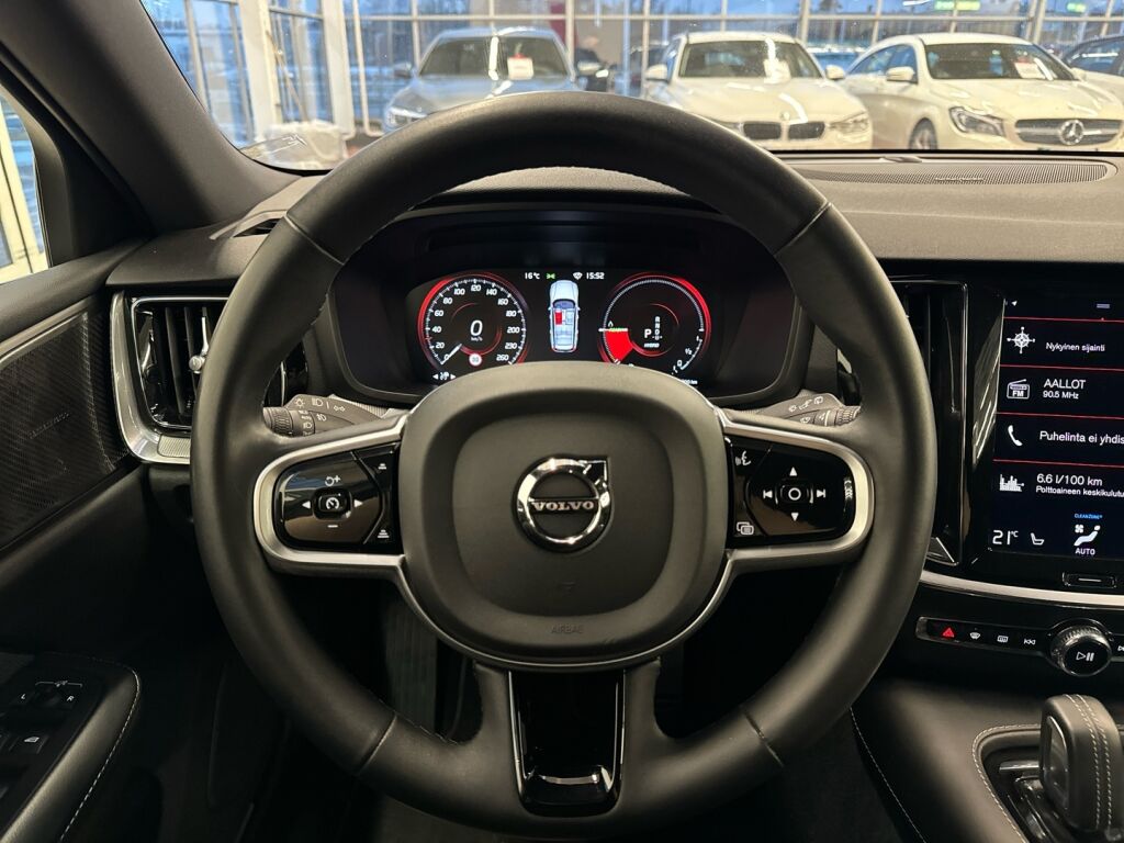 Volvo V60 2022 Musta