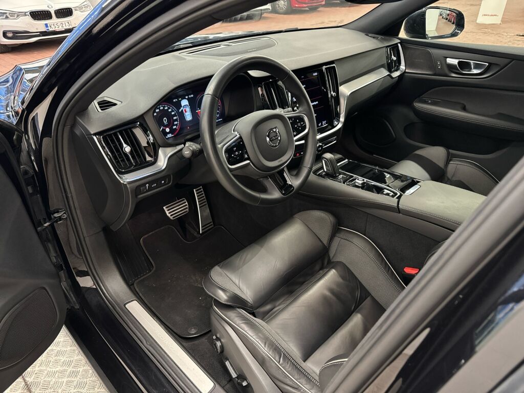 Volvo V60 2022 Musta