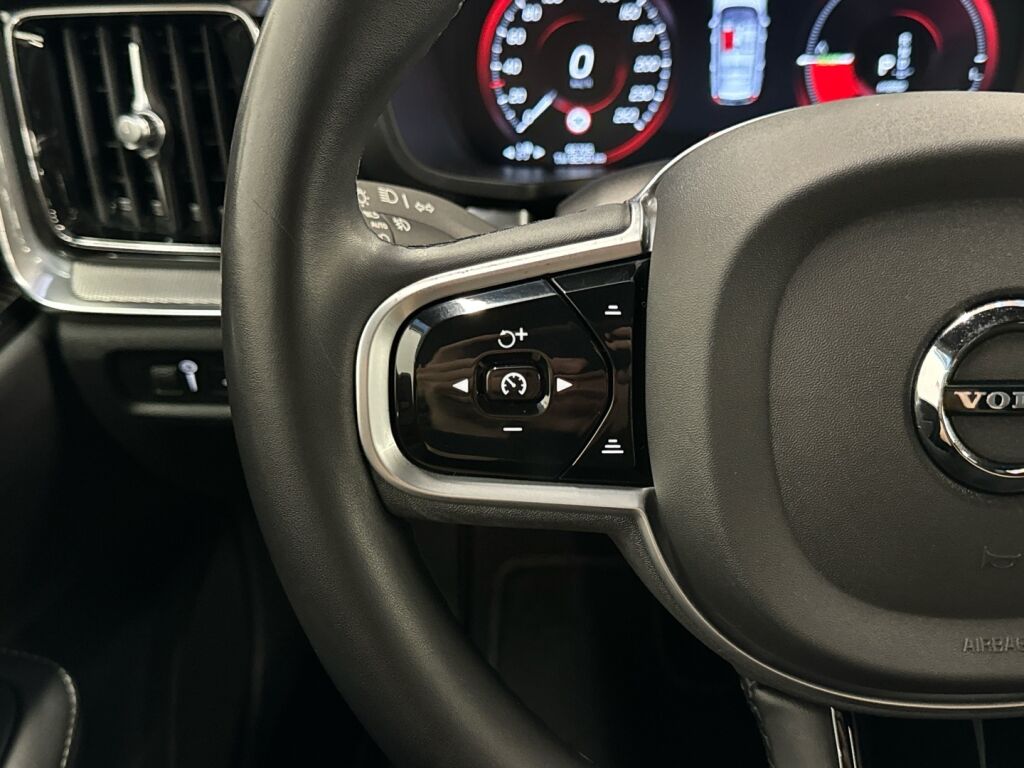 Volvo V60 2022 Musta