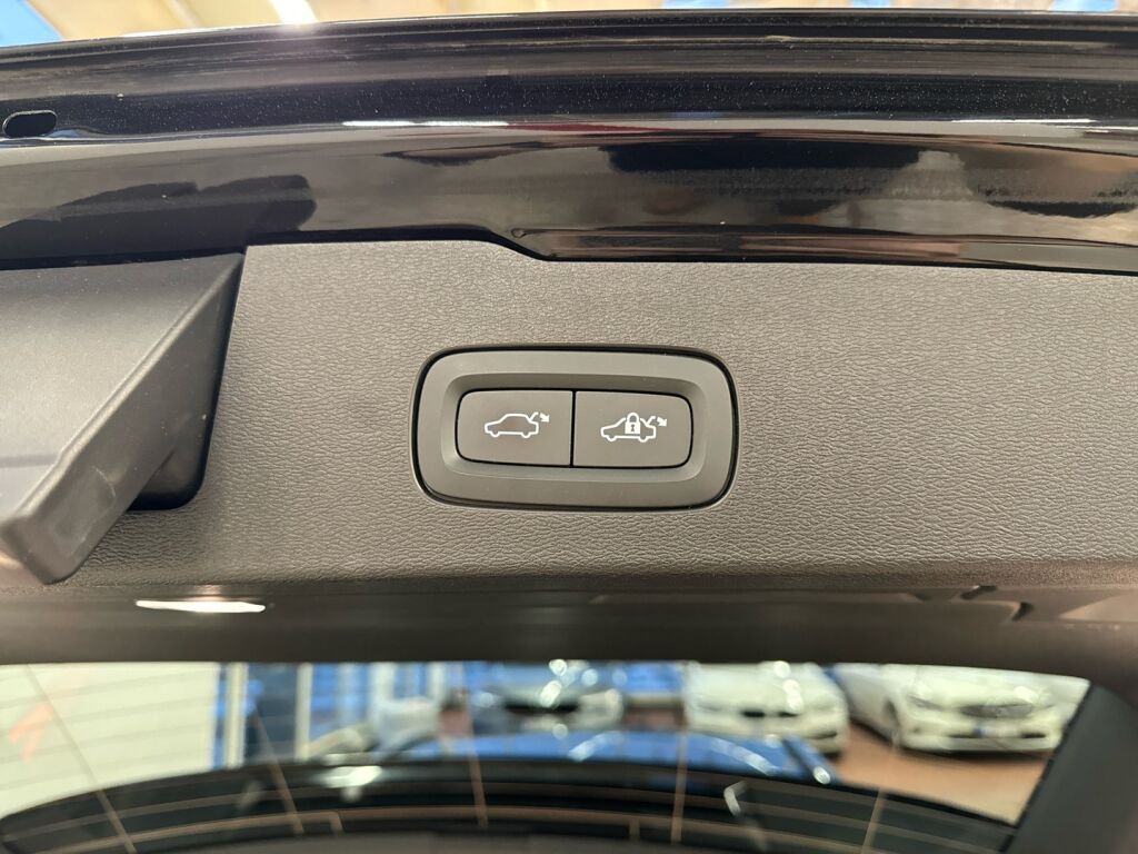 Volvo V60 2022 Musta