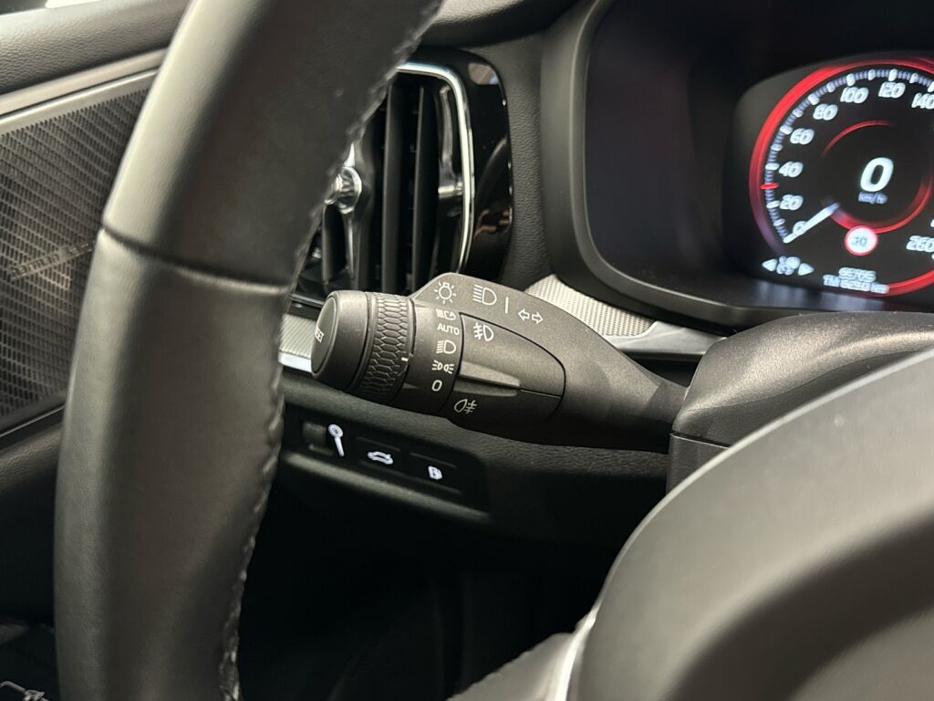 Volvo V60 2022 Musta