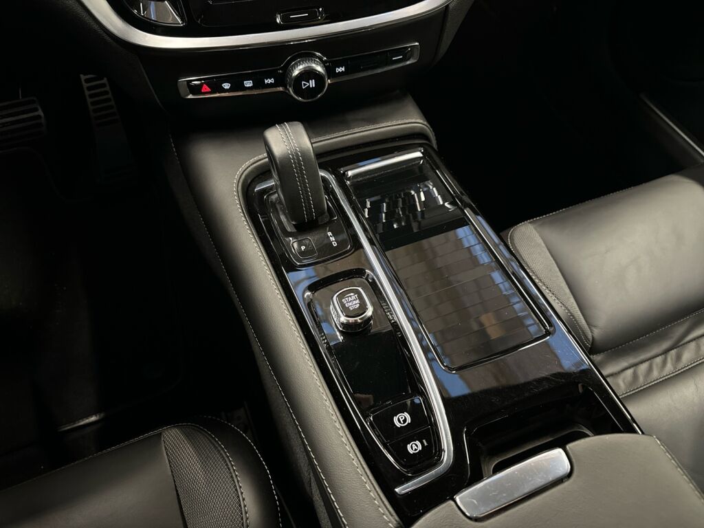 Volvo V60 2022 Musta