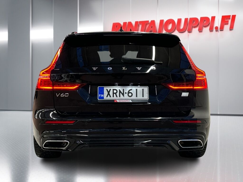 Volvo V60 2022 Musta