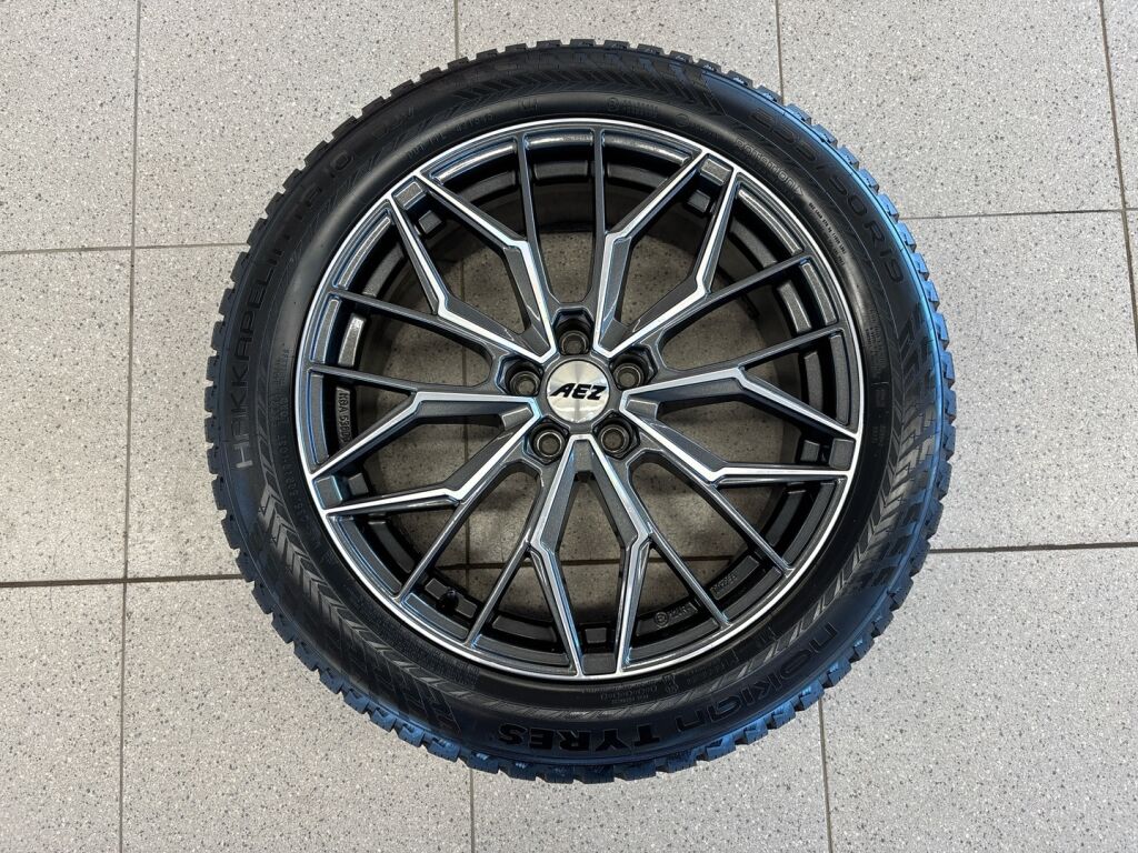 Volvo XC40 2023 Musta