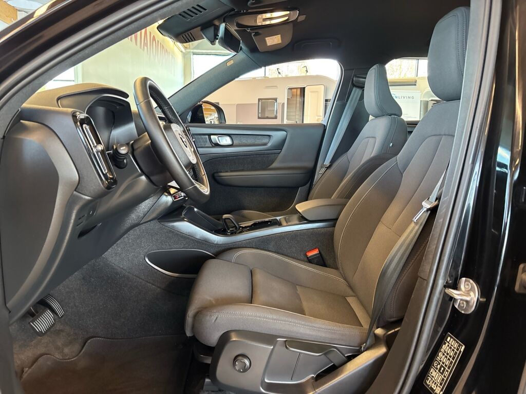 Volvo XC40 2023 Musta