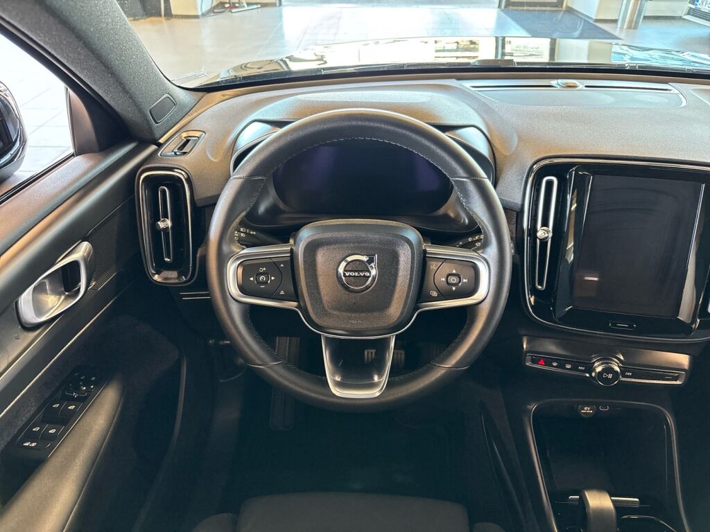 Volvo XC40 2023 Musta