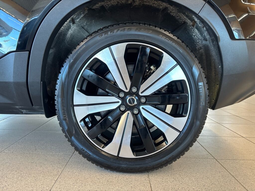 Volvo XC40 2023 Musta