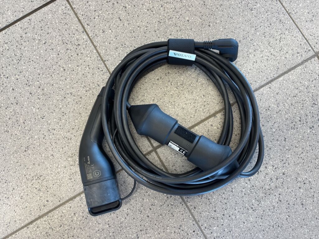 Volvo XC40 2023 Musta