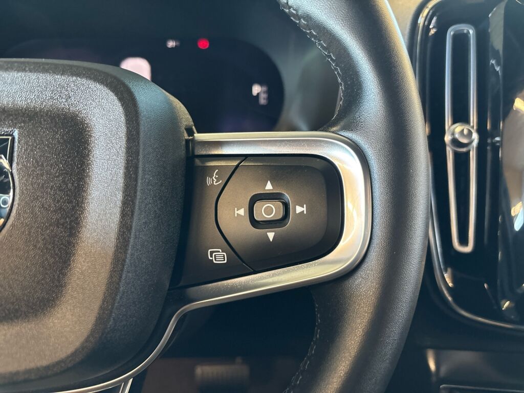 Volvo XC40 2023 Musta