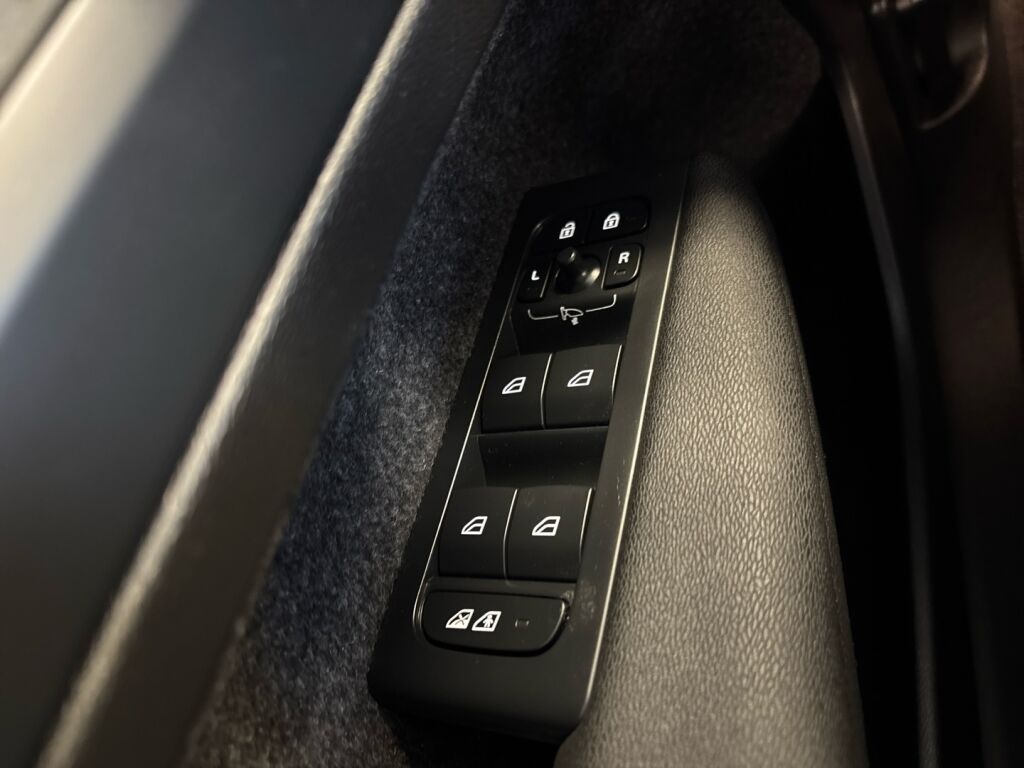 Volvo XC40 2023 Musta