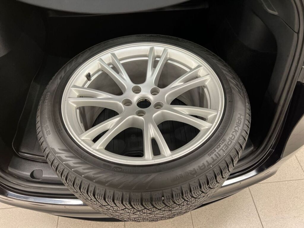 Tesla Model Y 2023 Musta