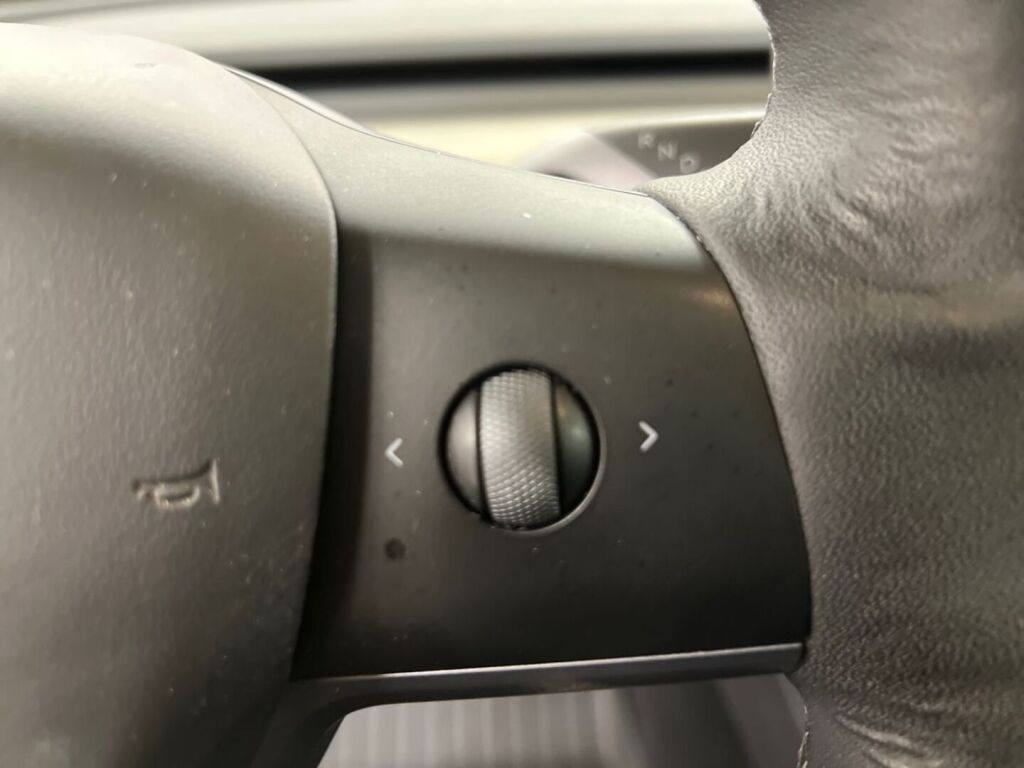 Tesla Model Y 2023 Musta