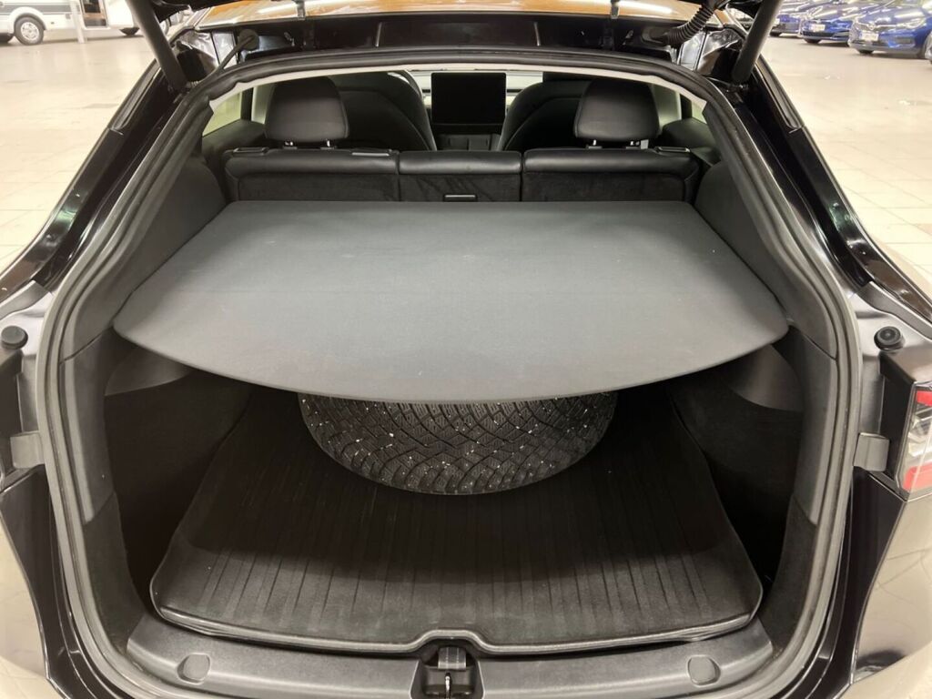 Tesla Model Y 2023 Musta