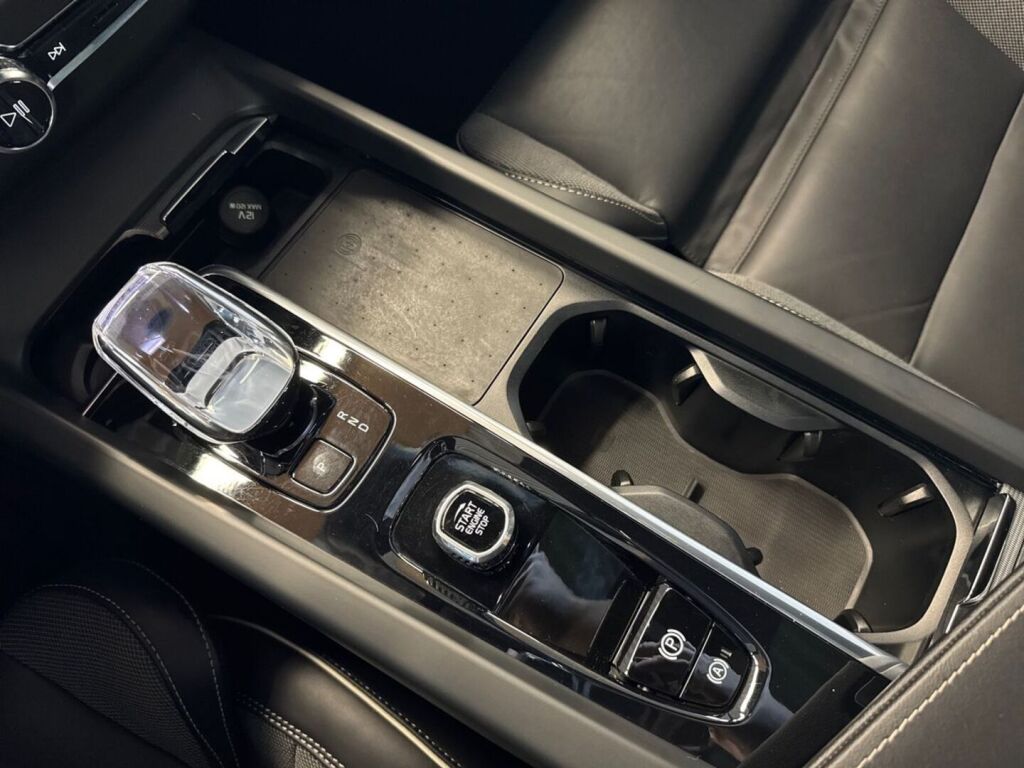 Volvo XC60 2023 Ruskea (beige)