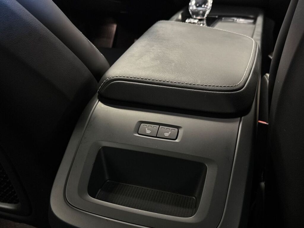 Volvo XC60 2023 Ruskea (beige)
