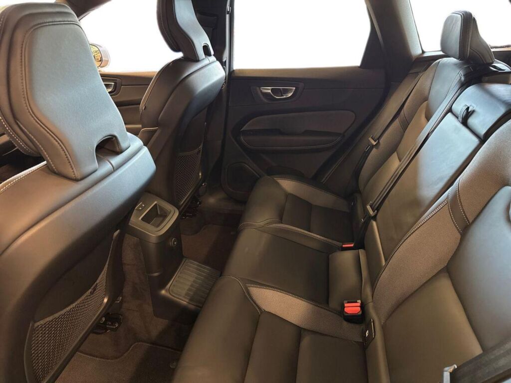 Volvo XC60 2023 Ruskea (beige)