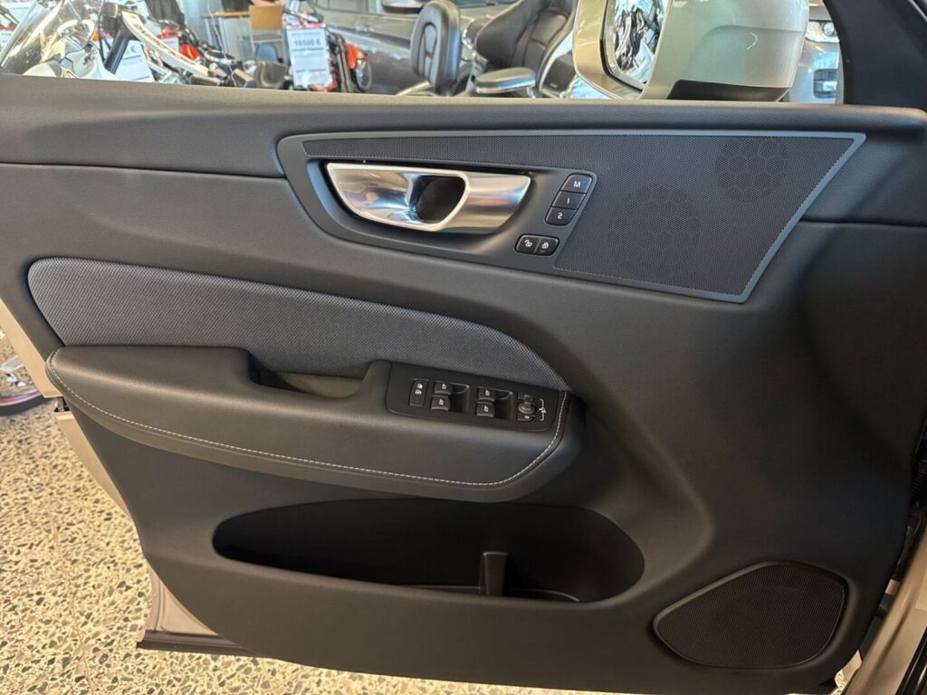 Volvo XC60 2023 Ruskea (beige)