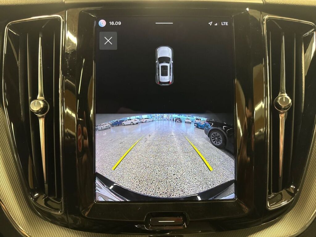 Volvo XC60 2023 Musta