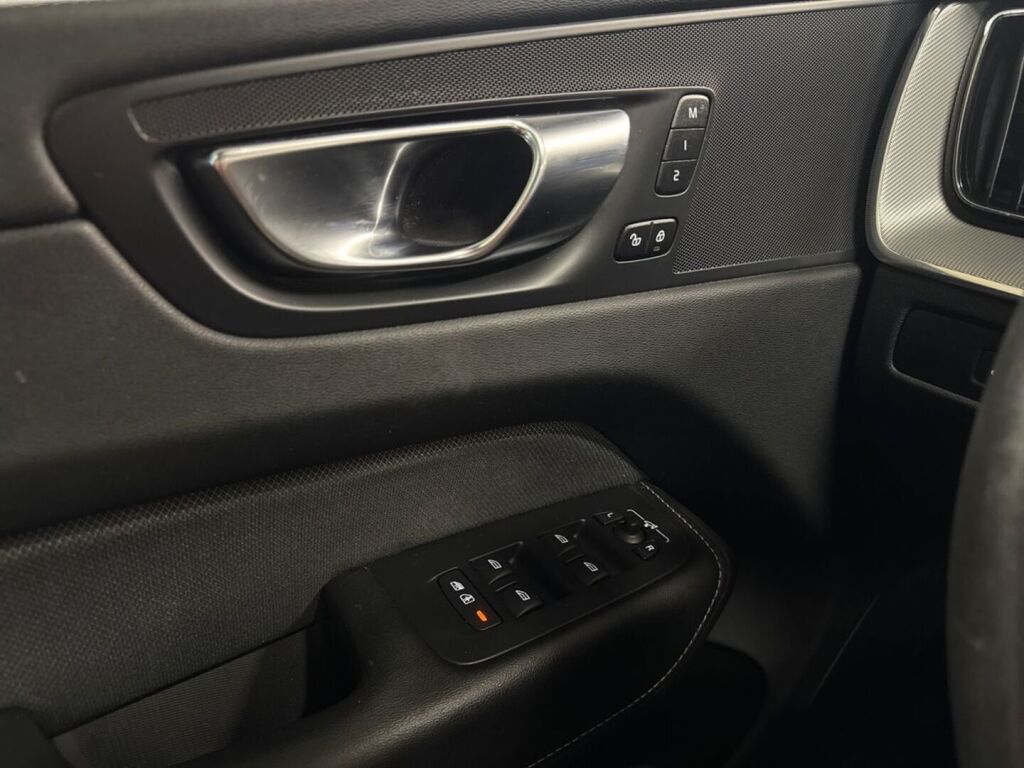Volvo XC60 2023 Musta