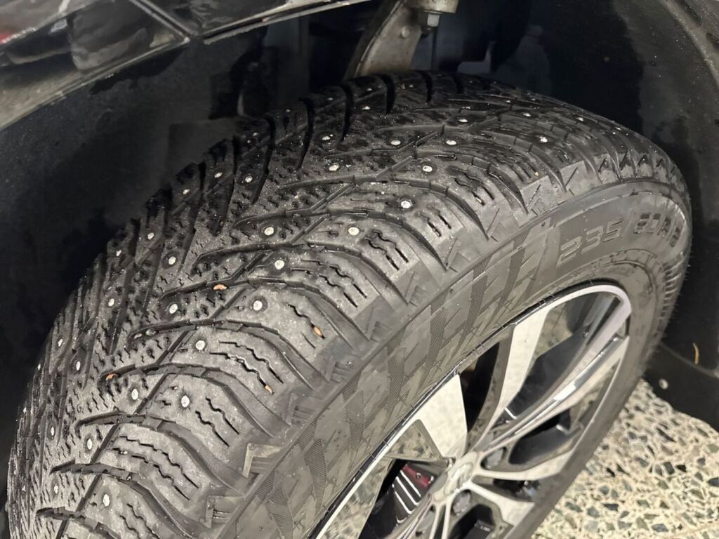 Volvo XC60 2023 Musta