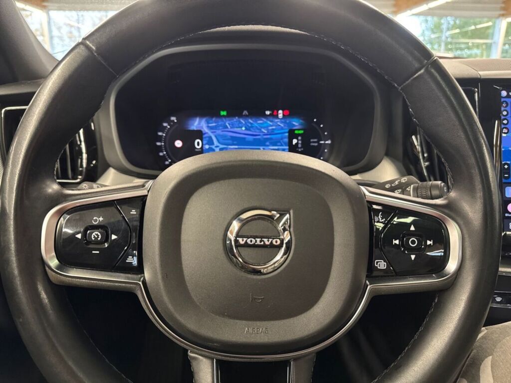Volvo XC60 2023 Musta
