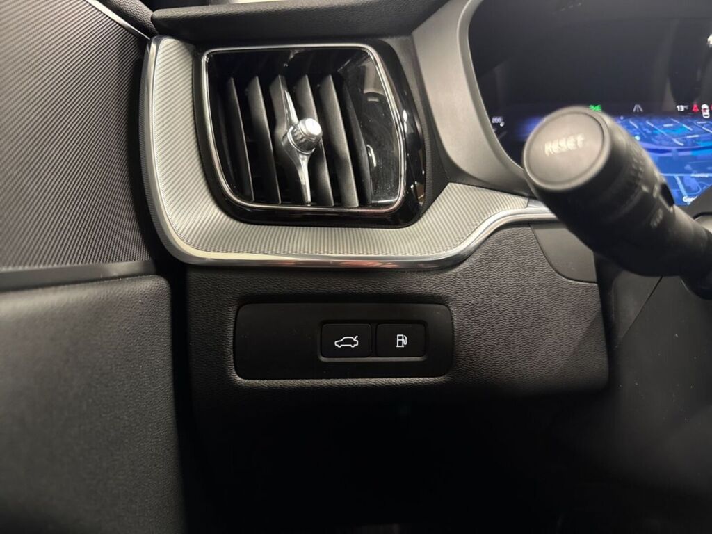 Volvo XC60 2023 Musta