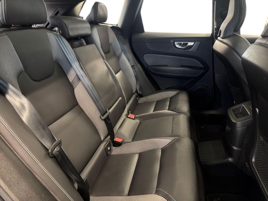 Volvo XC60 2023 Musta