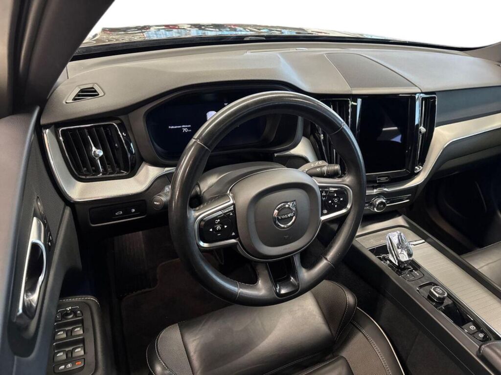 Volvo XC60 2023 Musta