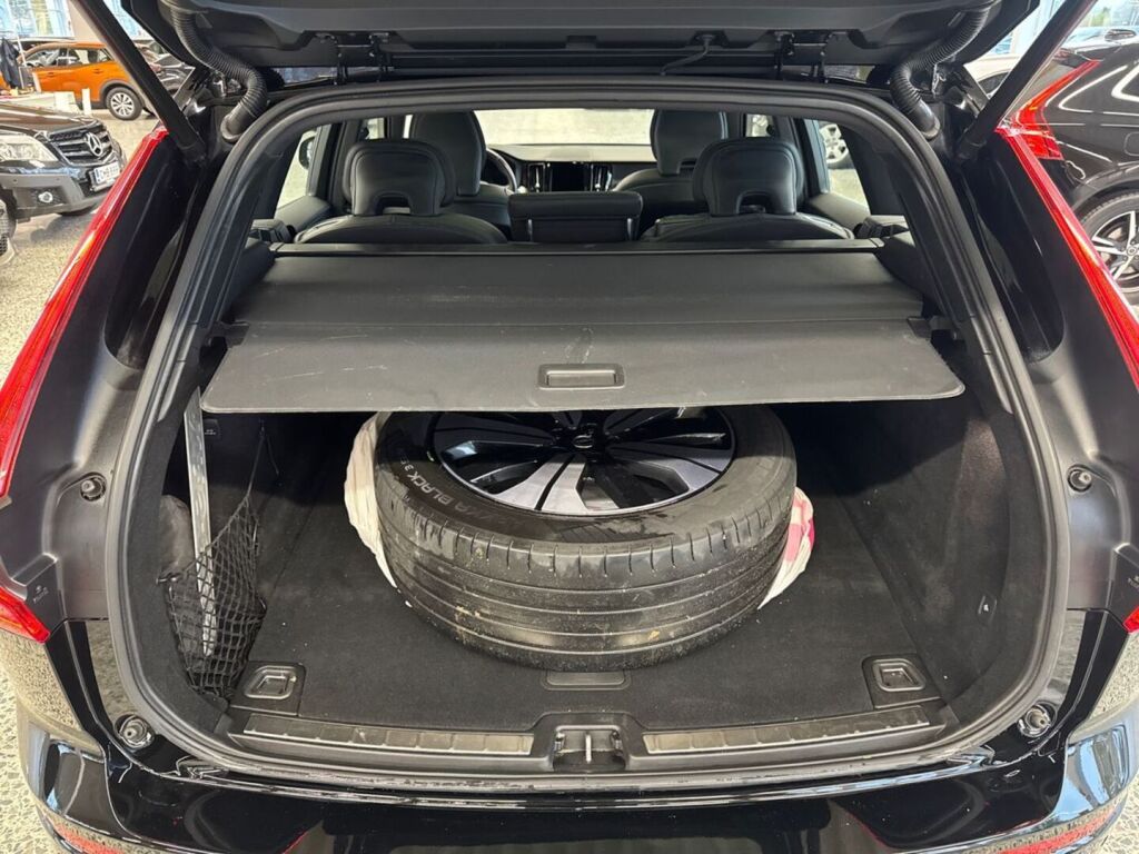 Volvo XC60 2023 Musta