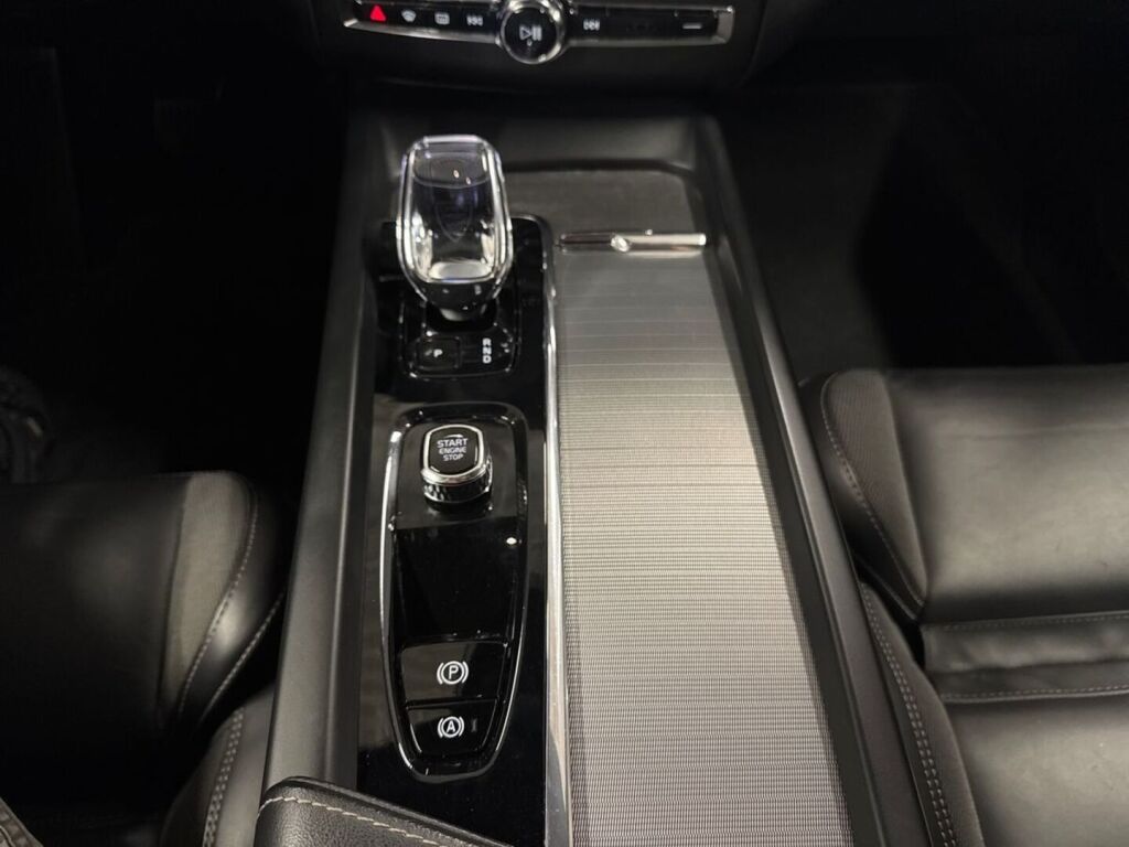 Volvo XC60 2023 Musta