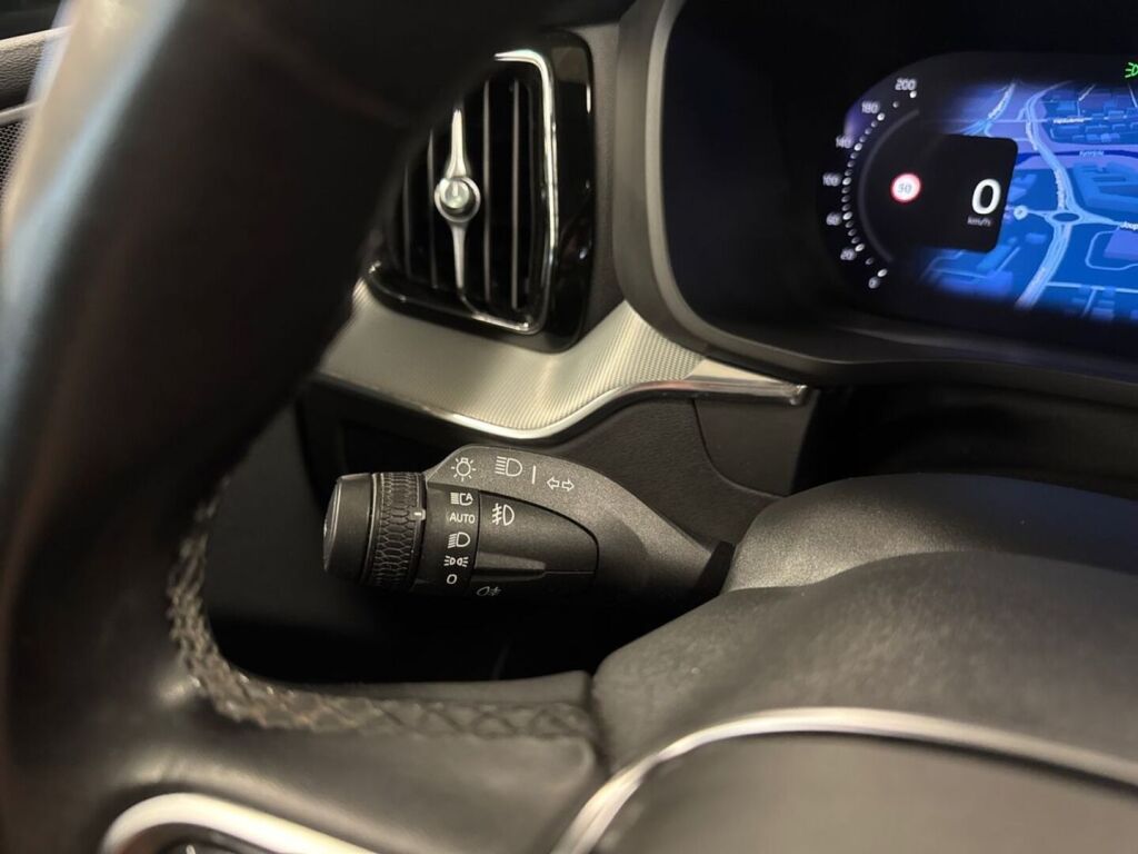 Volvo XC60 2023 Musta