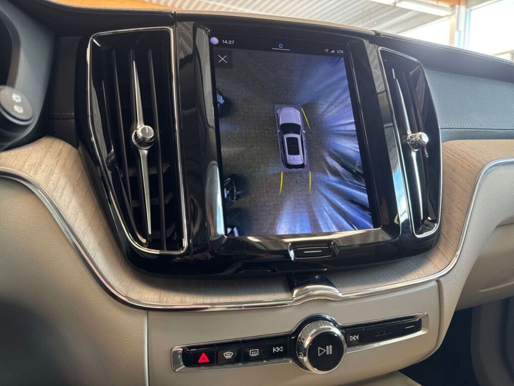 Volvo XC60 2023 Metallinhohto Valkoinen