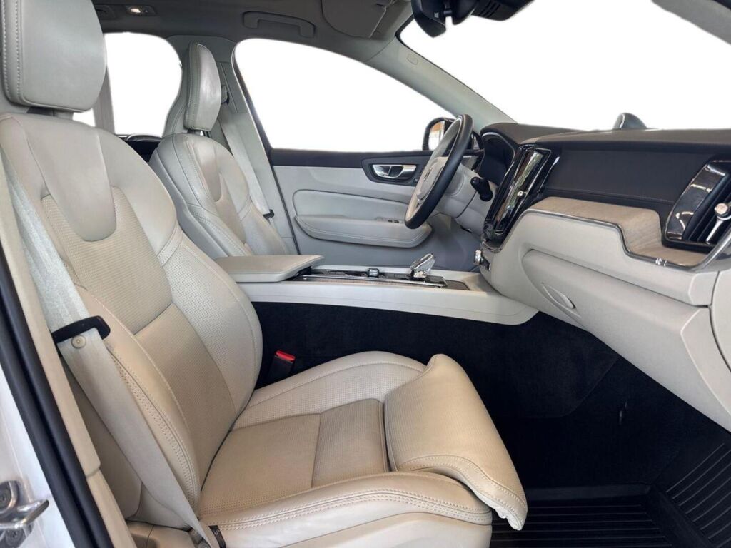 Volvo XC60 2023 Metallinhohto Valkoinen