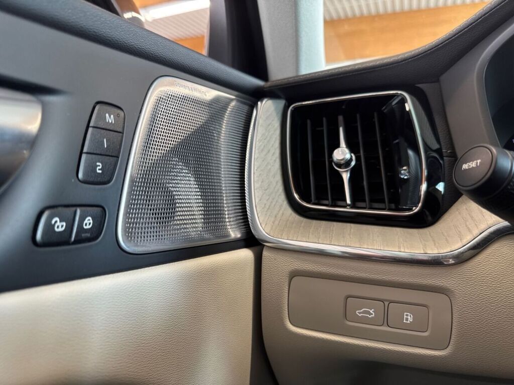 Volvo XC60 2023 Metallinhohto Valkoinen