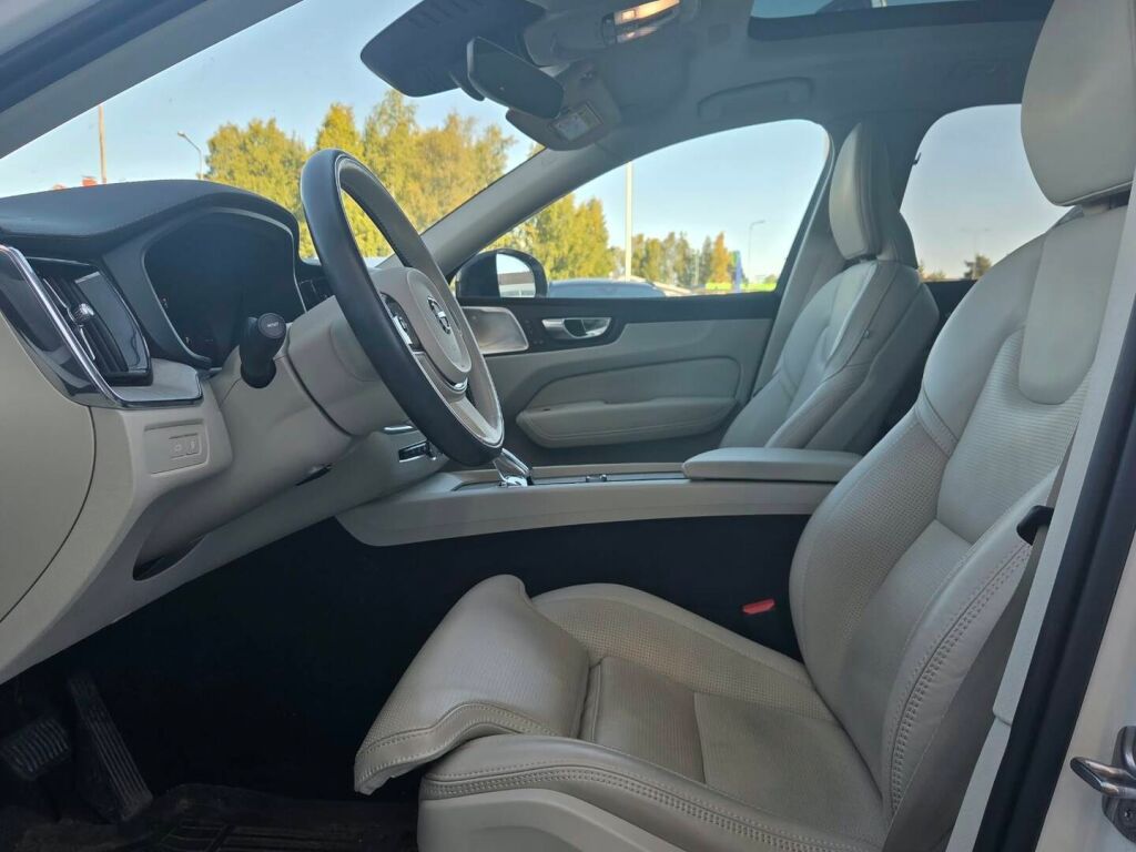 Volvo XC60 2023 Valkoinen