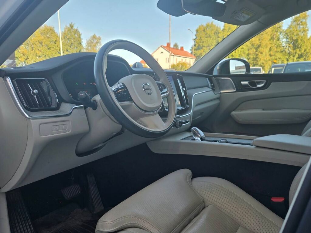Volvo XC60 2023 Valkoinen