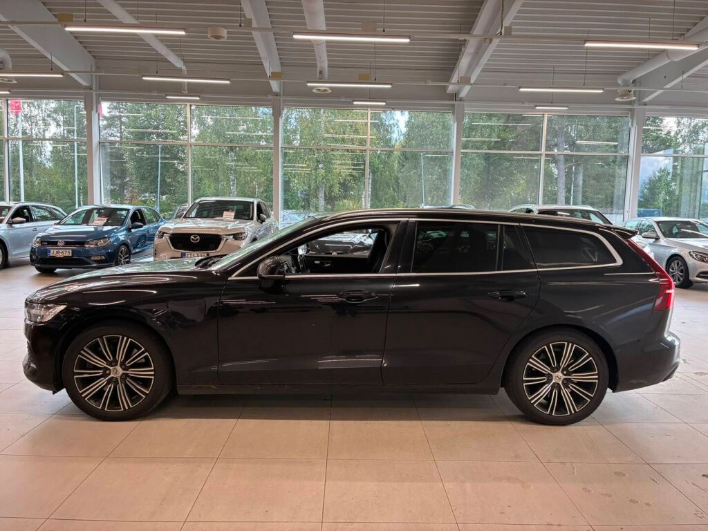 Volvo V60 2021 Musta