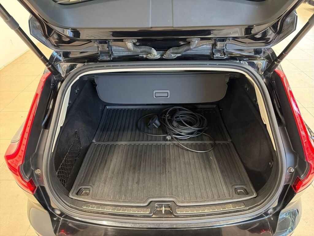 Volvo V60 2021 Musta
