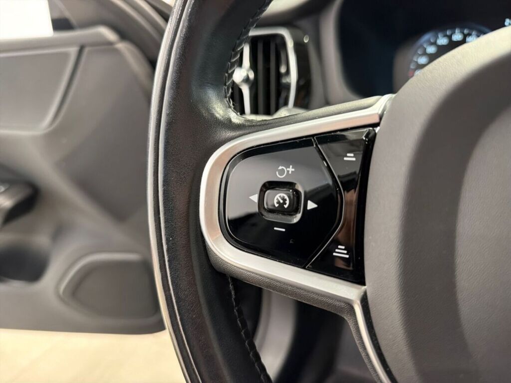 Volvo V60 2021 Musta