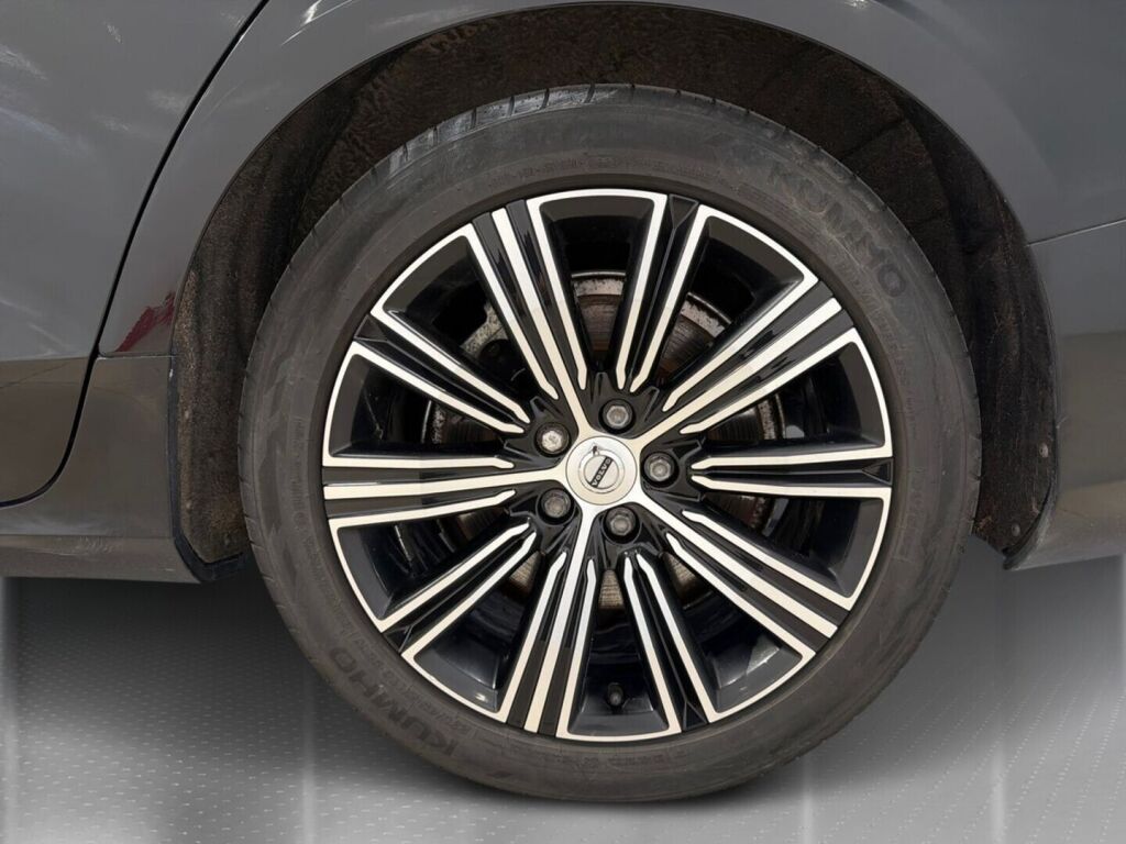Volvo V60 2021 Musta