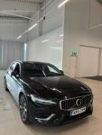 Volvo V60 2021 Musta
