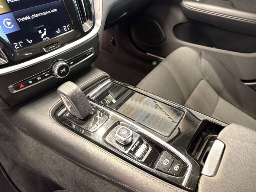 Volvo V60 2021 Musta