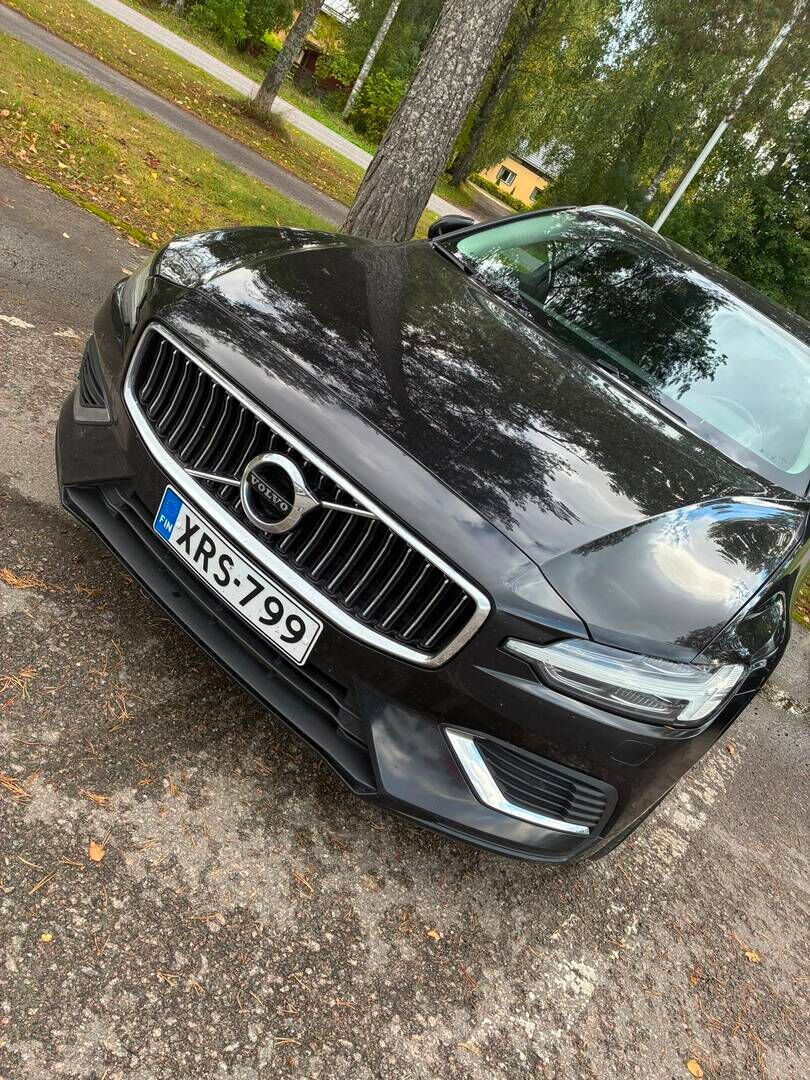 Volvo V60 2021 Musta