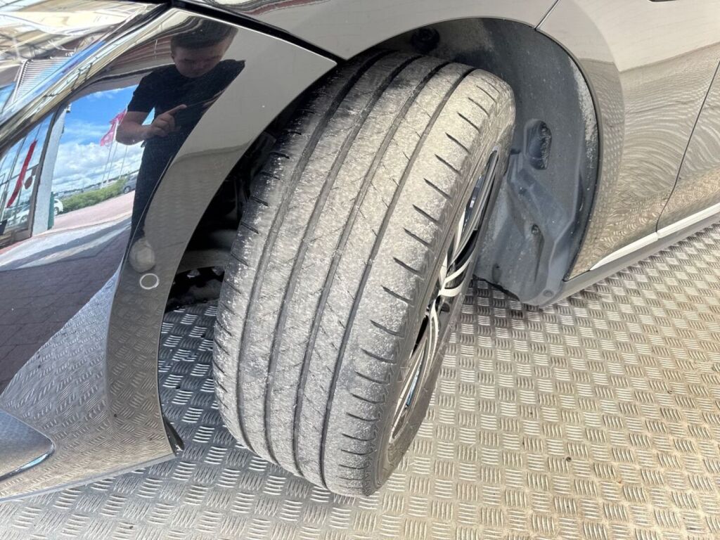 Mercedes-Benz EQE 2023 Musta