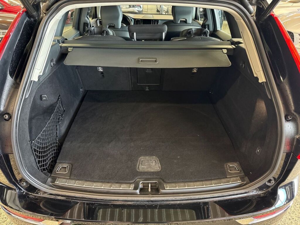 Volvo XC60 2021 Musta