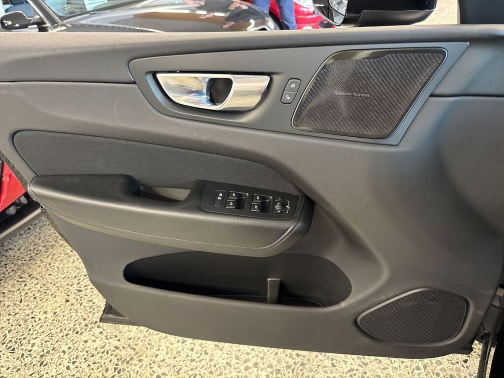 Volvo XC60 2021 Musta
