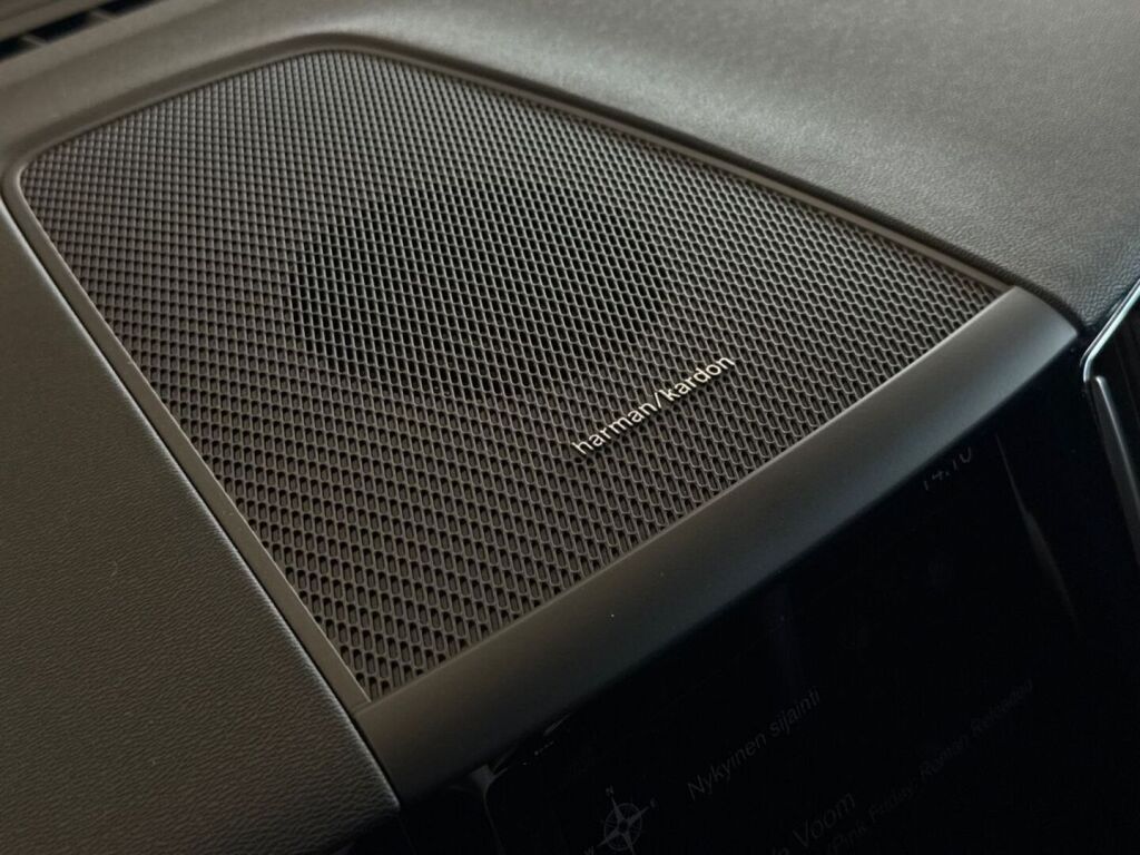 Volvo XC60 2021 Musta