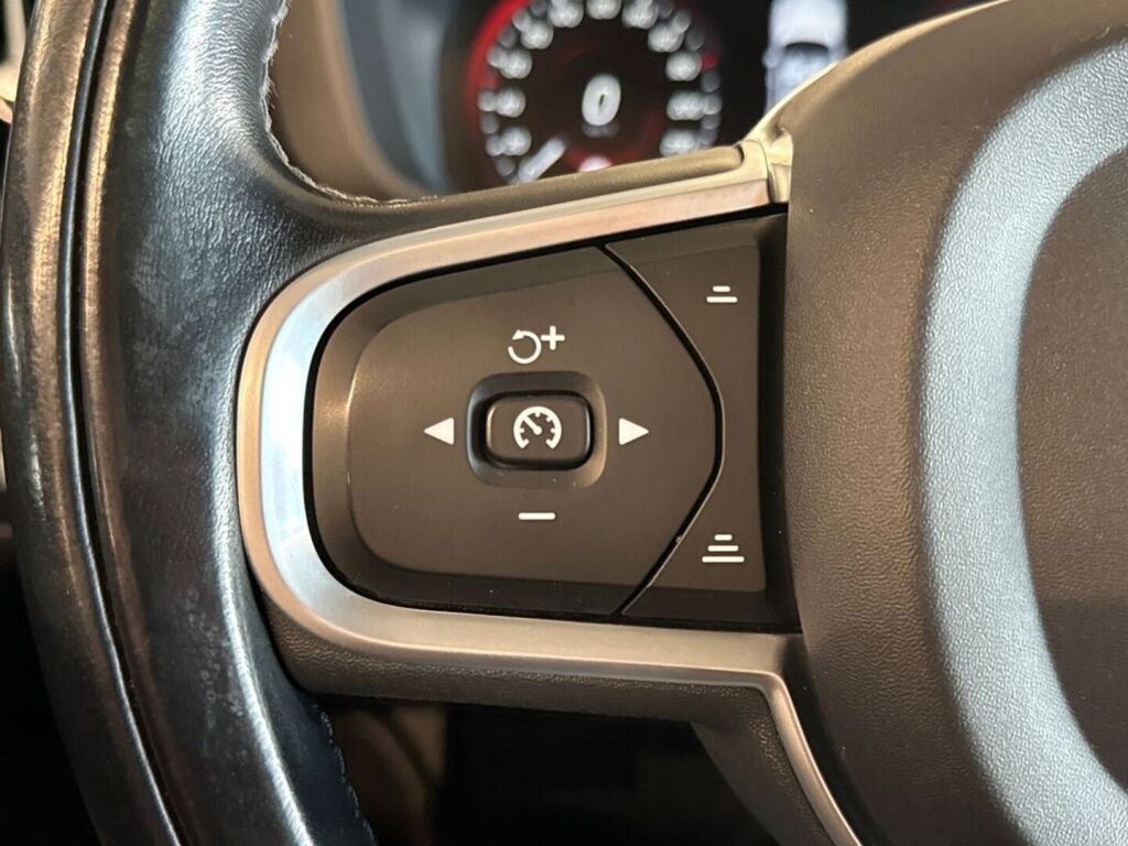 Volvo XC60 2021 Musta
