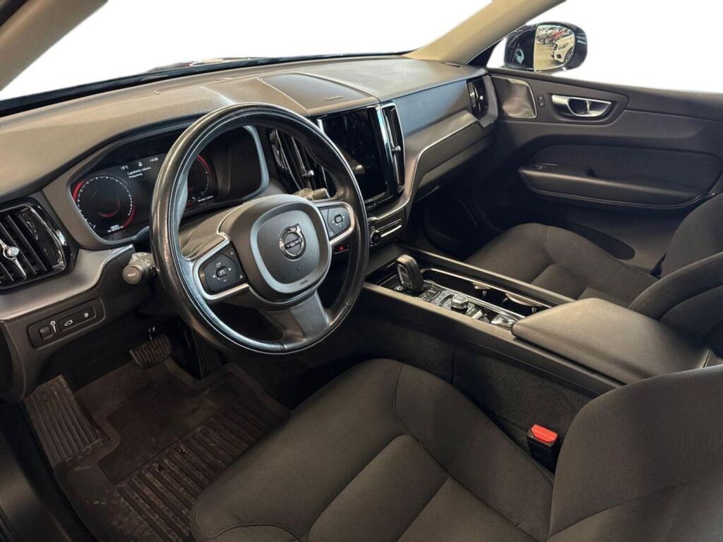Volvo XC60 2021 Musta